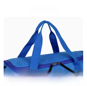 Gros plan des poignées ergonomiques en nylon épais d'un sac de sport bleu