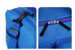 Détail du sac de voyage bleu avec crochets en plastique et fermetures éclair doubles
