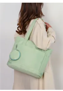 Dettaglio della borsa tote in nylon verde menta con tasca frontale e portamonete coordinato