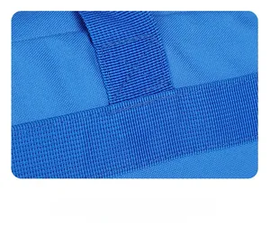 Détail des coutures renforcées en X sur le sac de sport bleu avec poignées confortables