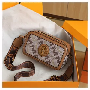 Dettaglio della borsa a tracolla vintage con cinturino largo in scatola regalo