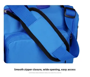 Détail de fermeture éclair fluide et bandoulière réglable sur le sac de voyage bleu