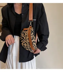 Detail of leopard print crossbody bag with golden chain and adjustable brown nylon strap