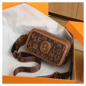 Vista macro della borsa fotografica marrone retrò con logo orso e tracolla jacquard