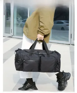 Vue latérale du grand sac de voyage étanche noir avec poches zippées latérales