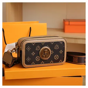 Borsa fotografica retrò in tela monogramma con stemma a orso e tracolla larga