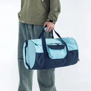 Borsa sportiva impermeabile per fitness e viaggi con design patchwork blu e manici
