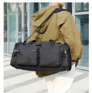 Détails du sac de voyage noir imperméable avec plusieurs poches zippées et compartiments