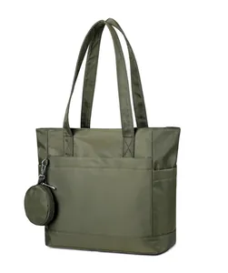 Dettaglio della borsa tote in nylon verde oliva con tasca laterale e mini portamonete