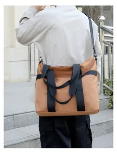 Vue détaillée d'un grand sac fourre-tout marron clair avec des anses noires en nylon