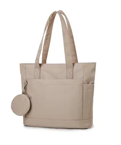 Dettaglio della borsa tote in nylon con tasca frontale e mini borsellino tondo staccabile