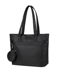 Dettaglio della borsa tote in nylon nero con tasca frontale e portamonete tondo rimovibile