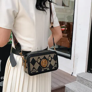 Borsa a tracolla alla moda con motivo a rombi, tracolla larga e logo orsetto dorato