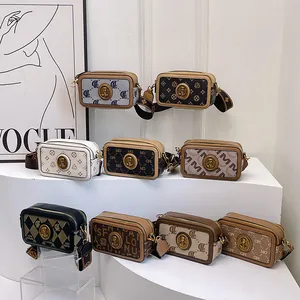 Borsa a tracolla con stampa monogramma e tracolla larga in vari colori moda