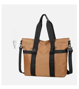 Détail du grand sac cabas kaki avec sangles en nylon noir et boucles de fermeture