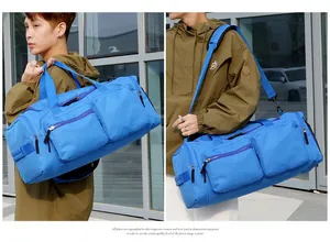 Sac de sport bleu avec poches zippées avant et détail de bandoulière réglable rembourrée