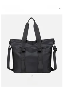 Vue de face du sac fourre-tout noir imperméable avec sangles à boucle et bandoulière réglable