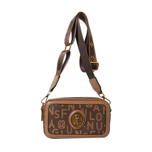 Borsa fotografica marrone con stampa monogramma e ampia tracolla in tessuto, foto centrale