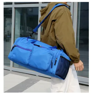 Détail du sac de sport bleu imperméable avec double fermeture et poche en filet