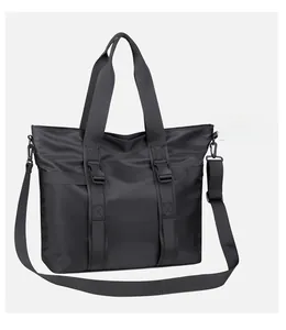 Détail du grand sac cabas noir avec sangles en nylon et bandoulière réglable pratique