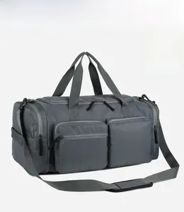 Détail du sac de sport gris imperméable avec poches zippées latérales et bandoulière réglable