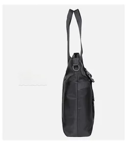 Détail du sac cabas noir avec poignées en tissu renforcé et anneau en D métallique de fixation