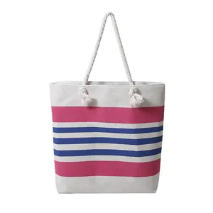 Dettaglio della borsa in tela con manici in corda e strisce viola e blu navy