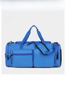 Vue avant d'un grand sac de voyage bleu avec sangles et multiples poches zippées