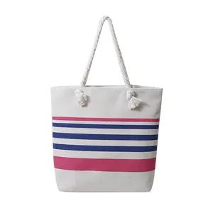 Dettaglio della borsa tote in tela a righe rosa e blu con manici in corda di canapa