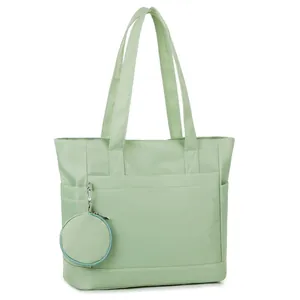 Borsa tote in nylon verde menta con pochette coordinata e fibbie argentate