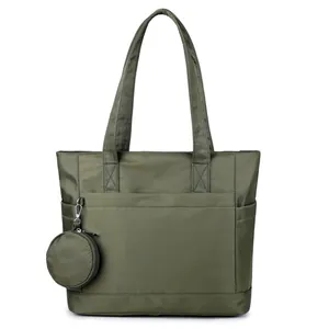 Grande borsa tote in nylon verde oliva con ciondolo portamonete rotondo abbinato