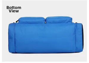 Vue détaillée du fond du sac de voyage bleu étanche montrant la texture du tissu