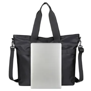 Grand sac fourre-tout noir minimaliste avec bandoulière et espace pour ordinateur