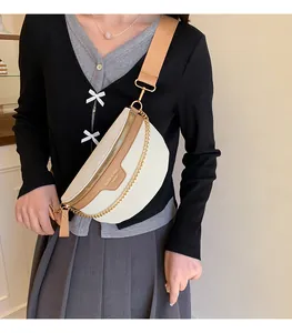 Détail du sac bandoulière crème à motif crocodile avec chaîne dorée et large sangle