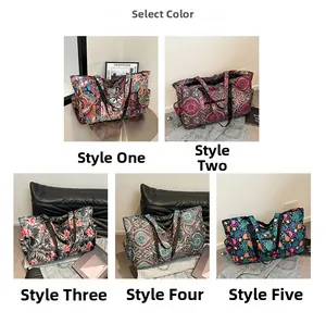 Details van vijf verschillende bloemenprints op waterdichte nylon boodschappentassen