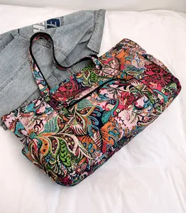 Detail van de waterdichte nylon draagtas met paisley-patroon en grote ritssluiting