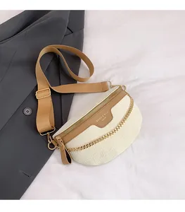 Détail du sac bandoulière blanc cassé motif crocodile avec cuir marron et chaîne dorée