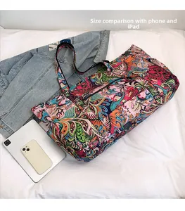 Groottevergelijking van paisley nylon tas met telefoon en tablet op wit linnen
