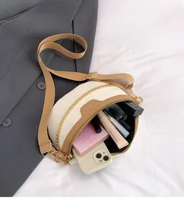 Vue intérieure du sac beige effet croco montrant l'espace pour téléphone et cosmétiques