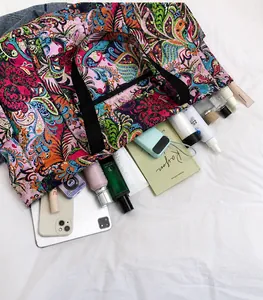 Bovenaanzicht van de ruime nylon tas met paisleyprint en grote opslagcapaciteit