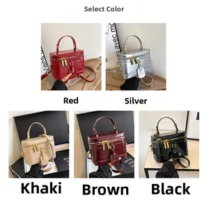 Auswahl an Retro-Umhängetaschen im Box-Stil in den Farben Rot, Silber, Khaki, Braun und Schwarz