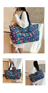 Detalle del bolso plegable de nailon con estampados tropicales de flamencos y piñas