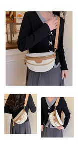 Trois vues du sac ceinture blanc à motif crocodile avec sangle brune et chaîne dorée