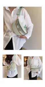 Détail du sac bandoulière demi-lune vert menthe avec relief crocodile et chaîne dorée