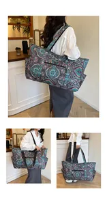 Detalle de bolso shopper de nailon con estampado paisley, bolsillo frontal y laterales