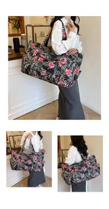 Vista detallada del bolso de nailon plegable con estampado floral y bolsillos laterales