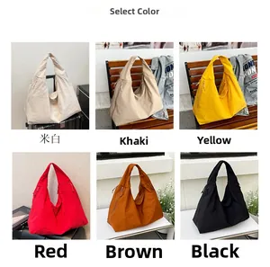 Große Nylon-Tragetaschen in Beige, Khaki, Gelb, Rot, Braun und Schwarz in einer Übersicht