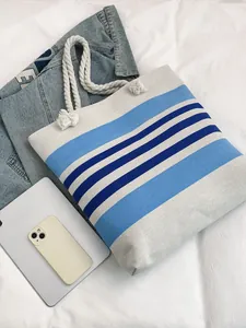 Grande borsa tote in tela a righe blu con manici decorativi in corda di cotone
