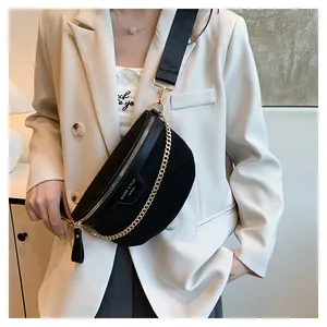 Détail du sac ceinture noir en cuir texturé avec chaîne dorée et logo élégant imprimé