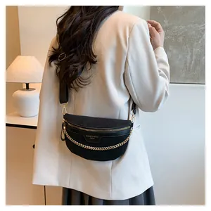 Détail de la vue arrière du sac banane noir avec chaîne dorée et large bandoulière
